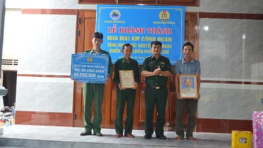 Đại tá Rơ Lan Ngân, Phó Chính ủy Ban Chỉ huy Bộ đội Biên phòng tỉnh Đắk Lắk trao tặng kinh phí hỗ trợ gia đình đồng chí Nguyễn Tấn Ngọc.