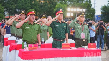 Các đại biểu chào cờ và hát Quốc ca.
