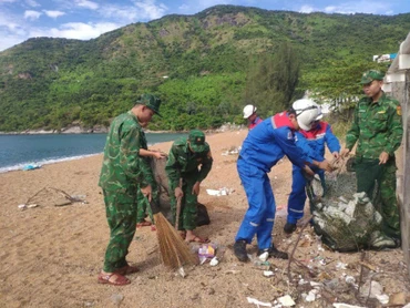 Đoàn viên, thanh niên Công ty cổ phần xăng dầu khí Phú Yên cùng với Bộ đội Biên phòng tham gia chương trình “Hãy làm sạch biển”.