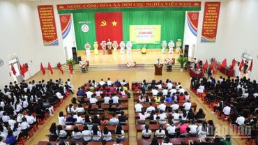 Thầy cô giáo và học sinh Trường trung học phổ thông dân tộc nội trú N'Trang Lơng, tỉnh Đắk Lắk khai giảng năm học mới.