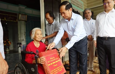 Phó Thủ tướng Bùi Thanh Sơn tặng quà Mẹ Việt Nam anh hùng Nguyễn Thị Thanh Xuân.