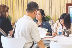 Giáo viên các trường THPT tại Hà Nội tư vấn cho phụ huynh lựa chọn tổ hợp các môn học cùng con.
