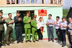 Nghi thức bàn giao nhà trong “Chiến dịch Quang Trung” cho hộ gia đình bà Đinh Thị Vôn, trú tại thôn Huy Măng, xã miền núi Sơn Tây (Quảng Ngãi).