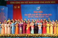 Lãnh đạo Trung ương Hội Liên hiệp Phụ nữ Việt Nam và tỉnh Quảng Ngãi trao quyết định và tặng hoa chúc mừng Ban Chấp hành Hội Liên hiệp Phụ nữ tỉnh Quảng Ngãi, nhiệm kỳ 2025-2030.