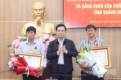 Chủ tịch Ủy ban nhân dân tỉnh Quảng Ngãi Nguyễn Hoàng Giang trao Huân chương Dũng cảm của Chủ tịch nước tặng thưởng cho 2 công dân đặc khu Lý Sơn.