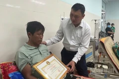 Chủ tịch Ủy ban nhân dân đặc khu Lý Sơn Nguyễn Văn Huy thăm hỏi, trao tặng Giấy khen cho ông Phan Duy Quang.