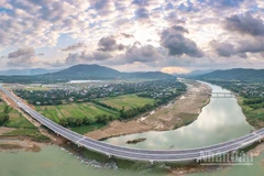 Đường cao tốc Quảng Ngãi-Hoài Nhơn như một dải lụa vắt qua nhiều vùng quê, kết nối các vùng kinh tế trọng điểm.