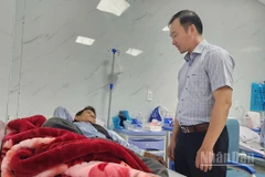 Phó Giám đốc Sở Y tế tỉnh Quảng Ngãi Đỗ Ngọc Hòa thăm hỏi, động viên bệnh nhân bị ngộ độc thực phẩm nghi do ăn bánh mì đang điều trị Bệnh viện đa khoa tư nhân Phúc Hưng.