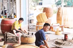 Từng nhịp búa, thớ gỗ, tấm da tạo nên âm thanh vang vọng, gìn giữ hồn cốt văn hóa làng quê xứ Nghệ qua bao thế hệ.