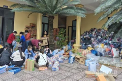 Người dân Quảng Ngãi chung tay góp sức vì đồng bào vùng lũ miền trung. 