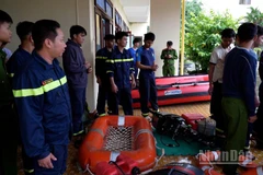 Cán bộ, chiến sĩ Công an tỉnh Quảng Ngãi xuất quân đến các tỉnh Đắk Lắk và Khánh Hòa hỗ trợ nhân dân vùng lũ.