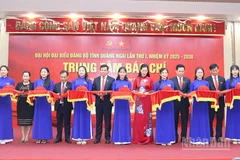 Lãnh đạo tỉnh Quảng Ngãi thực hiện nghi thức cắt băng khai trương Trung tâm Báo chí phục vụ Đại hội đại biểu Đảng bộ tỉnh Quảng Ngãi lần thứ nhất, nhiệm kỳ 2025-2030. 