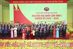 Đồng chí Nguyễn Hòa Bình, Ủy viên Bộ Chính trị, Phó Thủ tướng Thường trực Chính phủ trao Quyết định của Bộ Chính trị và tặng hoa chúc mừng Ban Chấp hành Đảng bộ tỉnh Quảng Ngãi nhiệm kỳ 2025-2030.