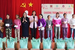 Đồng chí Bùi Thị Quỳnh Vân, Ủy viên Trung ương Đảng, Phó Trưởng Ban Tổ chức Trung ương trao quà Tết cho hộ nghèo, cận nghèo, hộ có hoàn cảnh khó khăn, hộ bị thiệt hại do thiên tai ở xã Bình Minh.