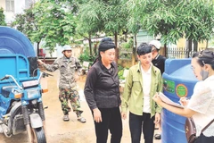 Người dân xã Yên Châu được hỗ trợ téc nước từ Chương trình mục tiêu quốc gia phát triển kinh tế-xã hội vùng đồng bào dân tộc thiểu số và miền núi.
