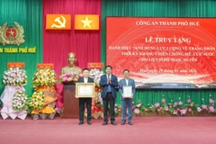 Thừa ủy quyền của Chủ tịch nước Cộng hòa xã hội chủ nghĩa Việt Nam, đại diện lãnh đạo Thành ủy Huế đã trao quyết định cho thân nhân liệt sĩ, anh hùng lực lượng vũ trang nhân dân Đỗ Ngọc Huyền.