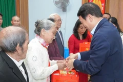 Đại tướng Lương Tam Quang trao quà Tết tại xã Hưng Lộc, thành phố Huế.