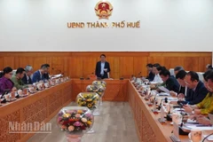 Đại tướng Lương Tam Quang làm việc với Ủy ban bầu cử thành phố Huế.