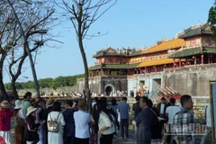 Du khách đến tham quan các di tích lịch sử ở Huế.