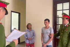 Cơ quan điều tra tống đạt quyết định khởi tố, bắt giam bị can đến Phan Văn Thanh.