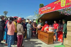 Quà Tết của Bộ đội biên phòng đến với bà con dân bản.