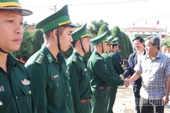 Đồng chí Hồ Văn Niên, Ủy viên Trung ương Đảng, Bí thư Tỉnh ủy Quảng Ngãi đến thăm cán bộ, chiến sĩ Đồn Biên phòng Lý Sơn.