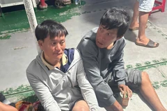 Ông Lê Văn Sanh (bên trái) được tàu cao tốc An Vĩnh phát hiện, cứu sống.