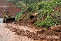 Khắc phục sạt lở tại Km 99+350 thuộc Quốc lộ 24 đoạn qua địa bàn xã Măng Đen. 