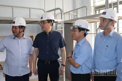 Chủ tịch Ủy ban nhân dân tỉnh Quảng Ngãi Nguyễn Hoàng Giang kiểm tra việc thi công khu ký túc xá tại Trường trung học phổ thông chuyên Lê Khiết.