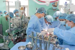 Bệnh viện Trung ương Huế thực hiện phẫu thuật cho các bệnh nhân.