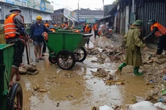 Bộ đội dọn vệ sinh sau lũ ở chợ Đông Ba.