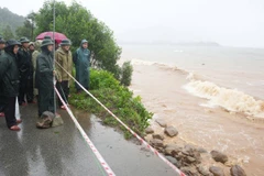 Lãnh đạo UBND thành phố Huế kiểm tra điểm sạt lở bờ biển thôn Tân An Hải.