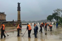 [Ảnh] Huế: Lực lượng chức năng và người dân cùng dọn dẹp sau lũ lụt