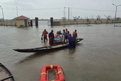 Nhóm từ thiện sau khi được hỗ trợ, đưa về trụ sở Công an xã Đan Điền.