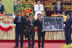 Đồng chí Đại tướng Lương Tam Quang, Ủy viên Bộ Chính trị, Bộ trưởng Công an tặng Đại hội bức ảnh Chủ tịch Hồ Chí Minh với Đoàn ca kịch Huế tại Phủ Chủ tịch năm 1960.