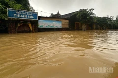 Tối qua nước rút, đến chiều tối nay, nước lũ lại lên, Huế lại ngập nặng.