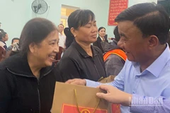 Đồng chí Trần Cẩm Tú tặng quà cho người dân vùng rốn lũ.