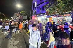 Đồng bào Huế tại một điểm tiếp nhận nhu yếu phẩm gửi về người dân Nam Trung Bộ ruột thịt. 