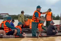 Dân quân địa phương cùng các lực lượng tìm kiếm nạn nhân ở Thuận An, Huế.