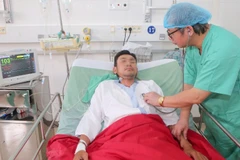 Sau hơn 2 giờ phẫu thuật, thận hoạt động tốt, có nước tiểu ngay trên bàn mổ và bệnh nhân hồi phục nhanh, không cần lọc máu sau mổ. (ảnh Bệnh viện TƯ Huế cung cấp)