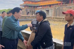 Phó Thủ tướng Chính phủ Mai Văn Chính thăm, tặng quà nhân viên dọn vệ sinh bảo vệ di tích Đại Nội, Huế.