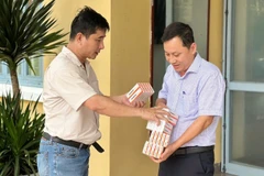 Lãnh đạo các địa phương đã tiếp nhận, lập tức chuyển về các đơn vị dân quân, công an xã/phường