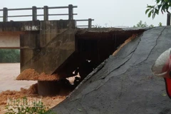 Một chiếc cầu bị nước lũ làm sụt mố ở xã Khe Tre.