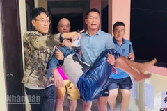 Cán bộ phường Hóa Châu đưa nạn nhân về Trụ sở văn phòng Đảng ủy để sơ cứu.