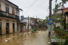 Sáng 18/11, nước lụt đang rút nhanh ra khỏi nhiều khu dân cư.