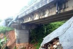 Dầm cầu cạn bị xô lệch khỏi trụ T1.