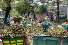 Nước lũ rút để lại một lượng rác thải khổng lồ.