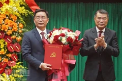Đồng chí Lê Minh Hưng, Ủy viên Bộ Chính trị, Bí thư Trung ương Đảng, Trưởng Ban Tổ chức Trung ương trao quyết định cho đồng chí Nguyễn Đình Trung.