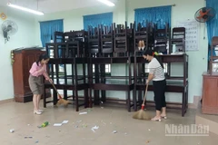 Giáo viên phường Hóa Châu vệ sinh, chủ động kê cao, bảo vệ trang thiết bị dạy, học trước mưa bão.