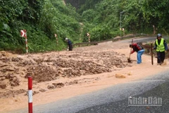 Tuyến Quốc lộ 49 nối thành phố Huế đến các xã A Lưới bị sạt lở nhiều điểm, gây tắc toàn tuyến. Các xã A Lưới bị cô lập.